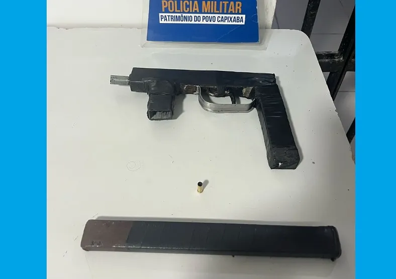 Menor de cabelos vermelhos dispensa submetralhadora e arma dispara em ocorrência em Linhares 