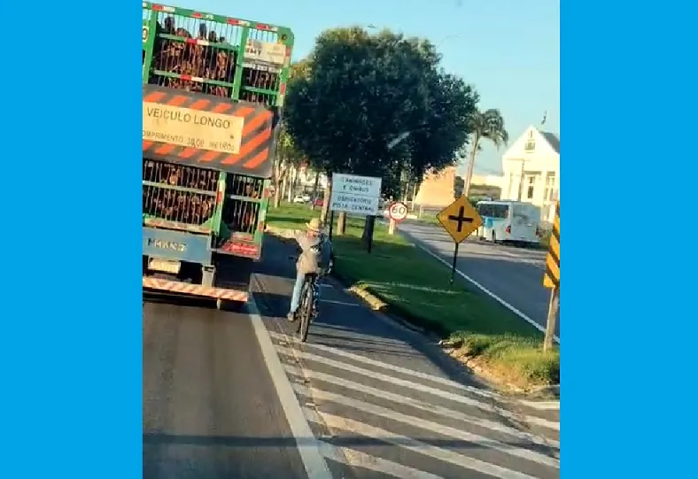 Ciclista pega ‘carona’ numa enorme carreta na BR-101, Linhares