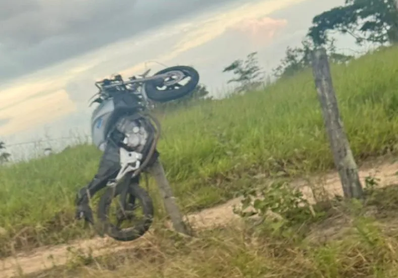 ES-248: Moto vai parar na sustentação de cerca em cena de acidente em Linhares