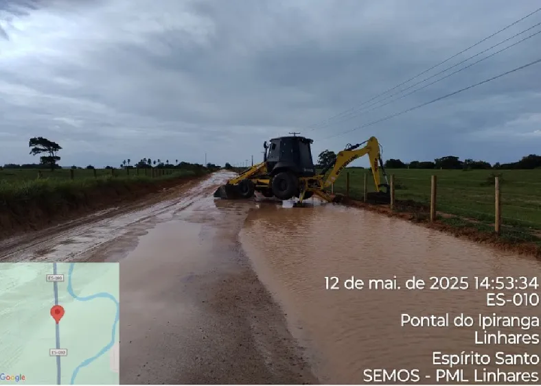ES-010: Máquina tenta resolver problema da lama e buracos, e morador dispara: “Queremos o asfalto”