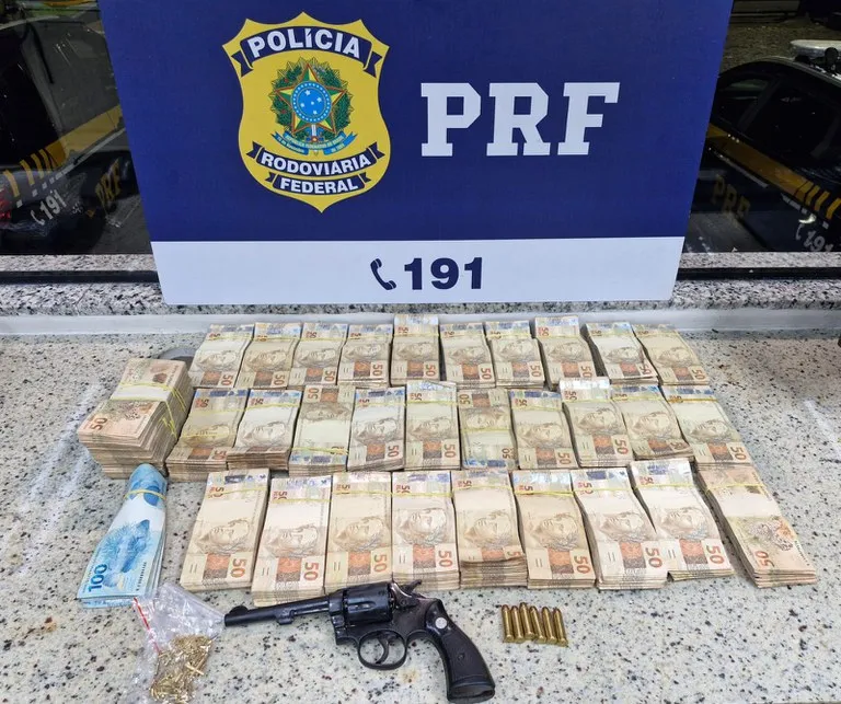 R$ 172 mil em espécie, arma de fogo e joias apreendidos em Guarapari