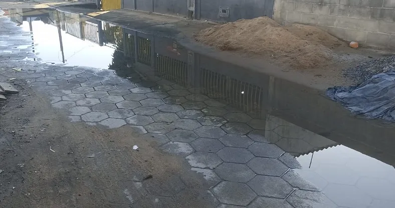 Rua no Nova Esperança, Linhares. “Quem pode fazer um bueiro?”