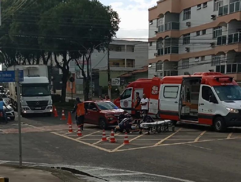 Condutor de bicicleta motorizada é socorrido em cena de acidente em Linhares