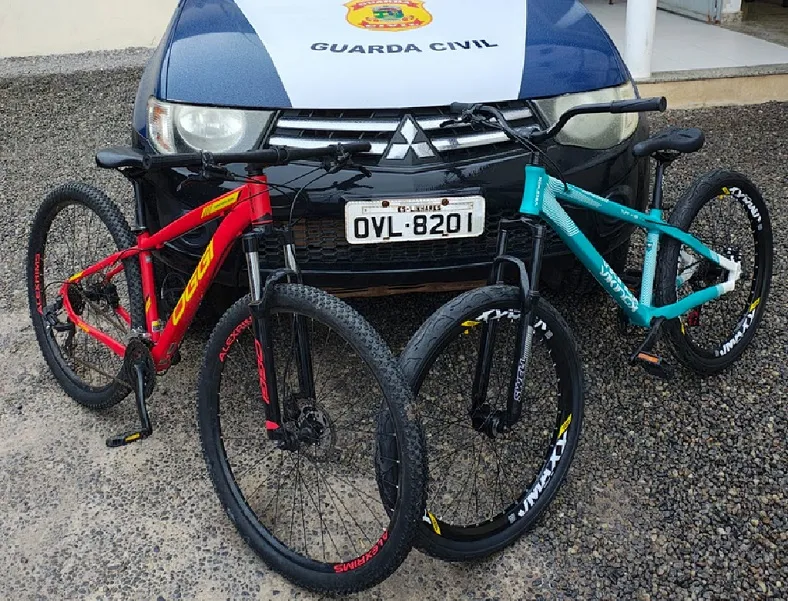 Criminosos disfarçados invadem loja e furtam bikes de R$ 11 mil em Linhares. GCM frustra tudo