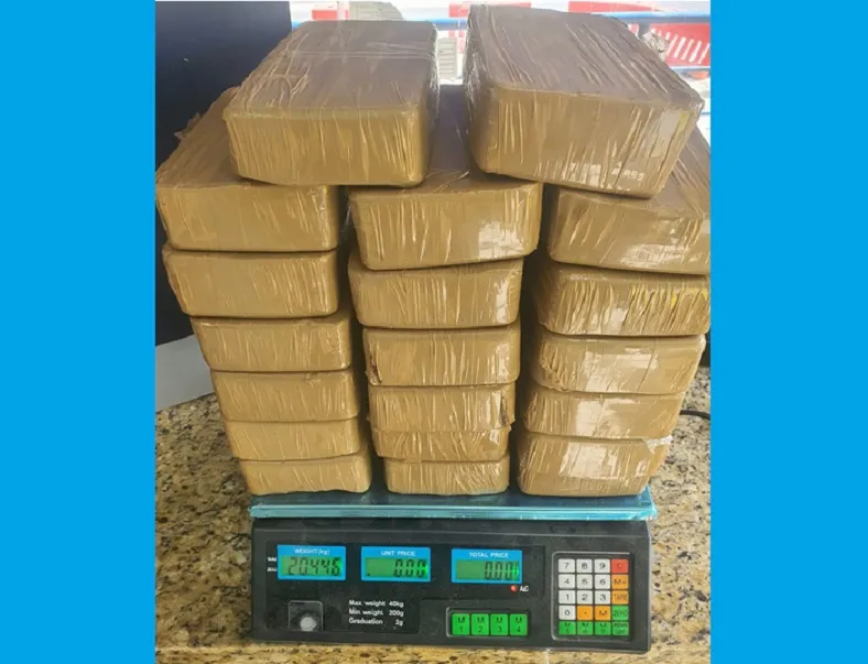 Onix com 20 kg de pasta base de cocaína abordado pela PRF em Cachoeiro de Itapemirim