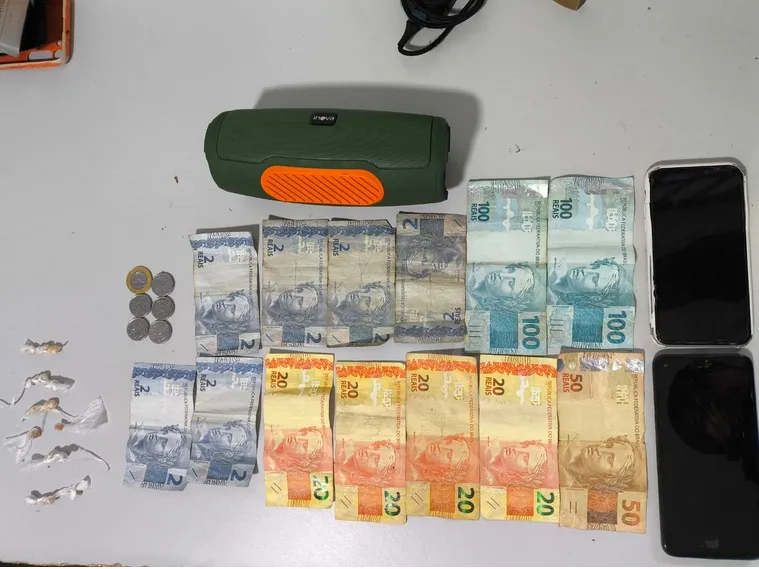 Tráfico de drogas na praça em Linhares, e com fundo musical
