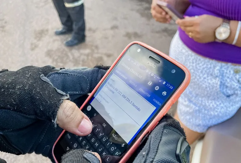 O risco invisível por trás das distrações ao volante. Atenção para o celular