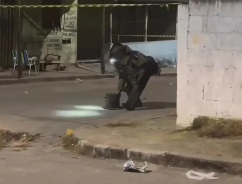 Esquadrão Antibomba chamado após dinamite encontrado atado à cintura de suspeito em Sooretama. Drogas foram apreendidas