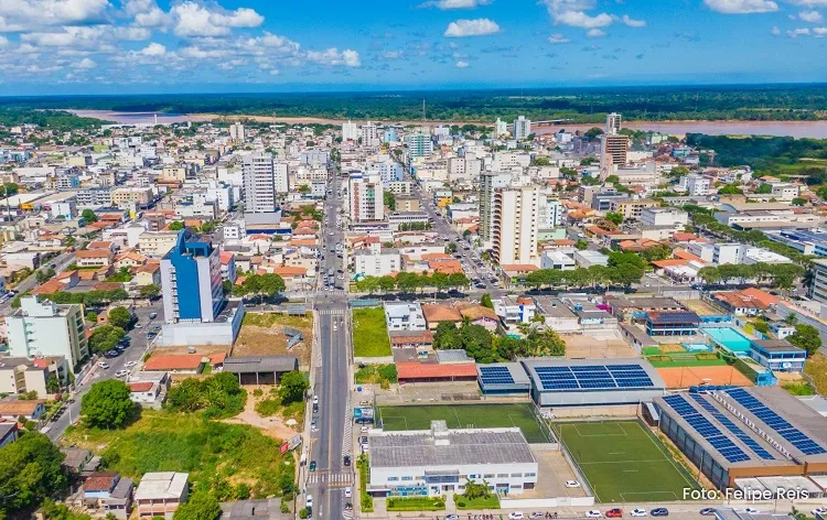 Bebê com roupas molhadas e marcas de picadas de insetos é encontrado ao lado de lagoa em Linhares