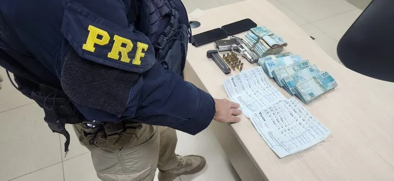 Corolla com arma, munições e quase meio milhão de reais é abordado pela PRF em Viana
