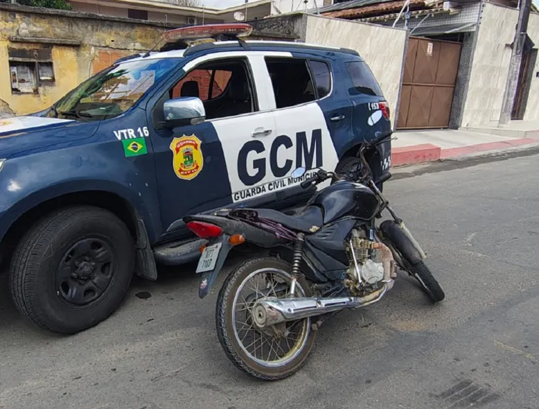 Bandidos cortam cabos de moto furtada antes de abandonarem o veículo no Araçá, Linhares