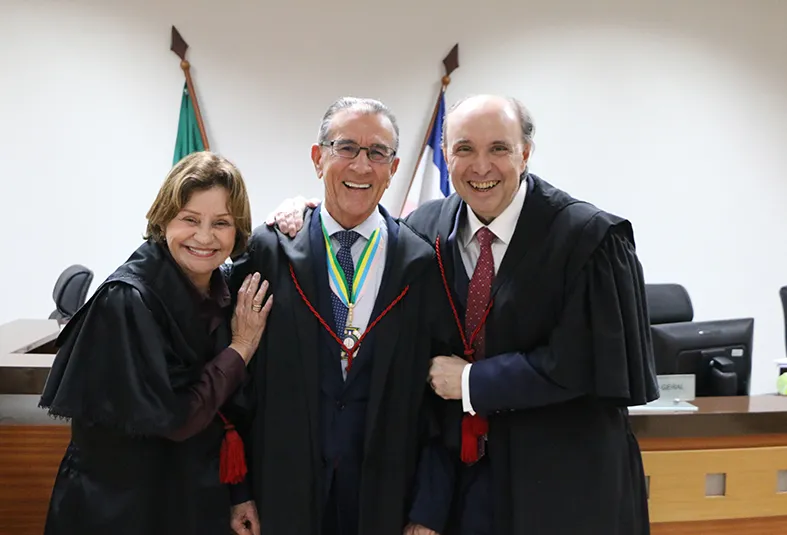 Aposentadoria do desembargador Carlos Simões é marcada por homenagens