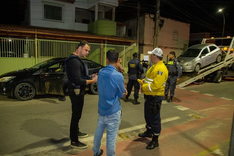 Sete veículos guinchados e um motorista preso durante ação no trânsito em Linhares