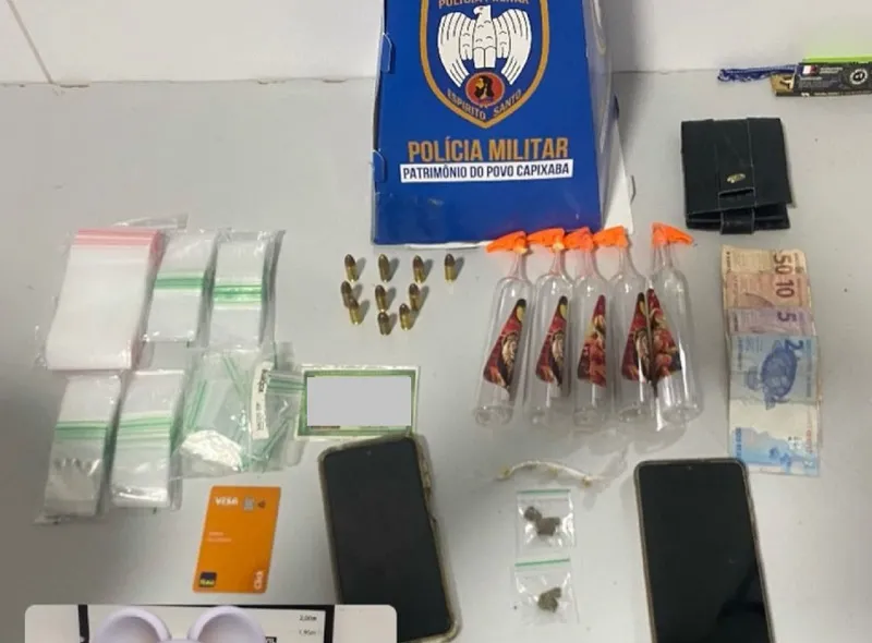 Mãe e filho levados para a delegacia de Linhares após apreensão de drogas e munições