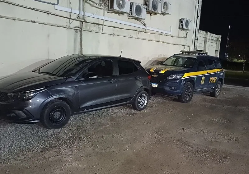 PRF leva Fiat Argo com condutor e passageiro para a delegacia de Linhares
