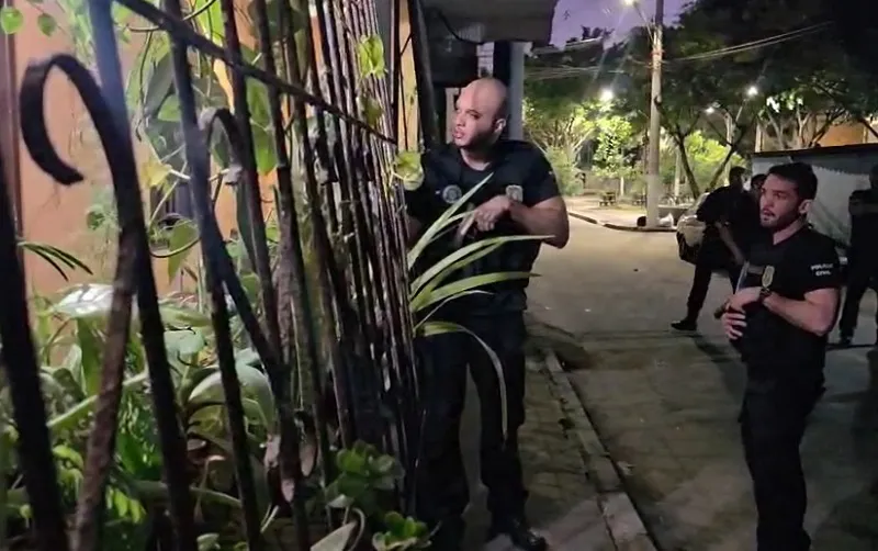 Bandidagem de cabelos em pé na Terra Vermelha, Vila Velha