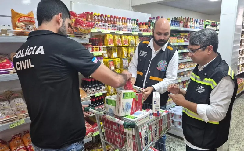 Flagra de mais de 1 tonelada de produtos vencidos em rede de supermercados de Cariacica