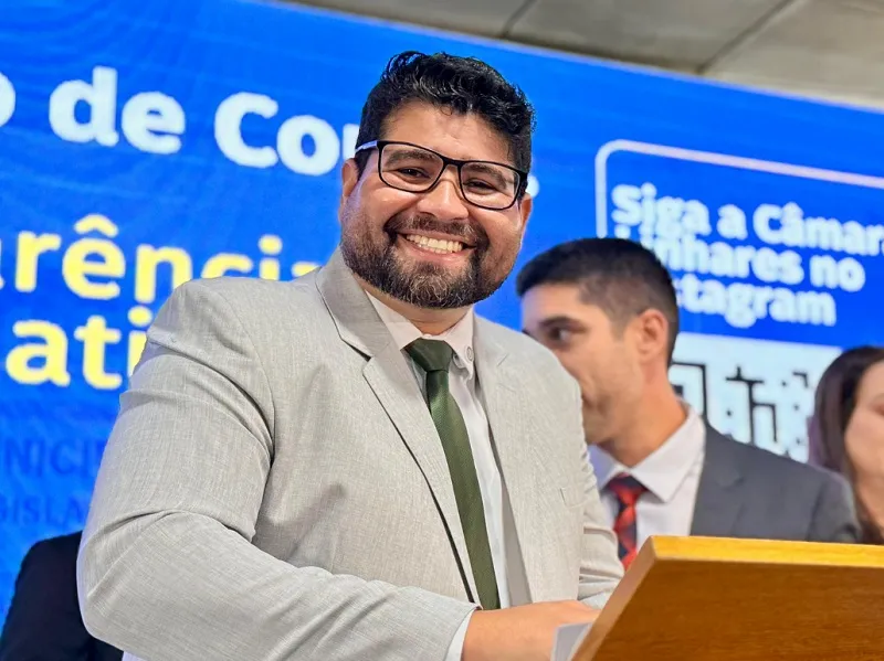 Vereador Roninho alfineta vice-prefeito de Linhares durante prestação de contas da Câmara Municipal
