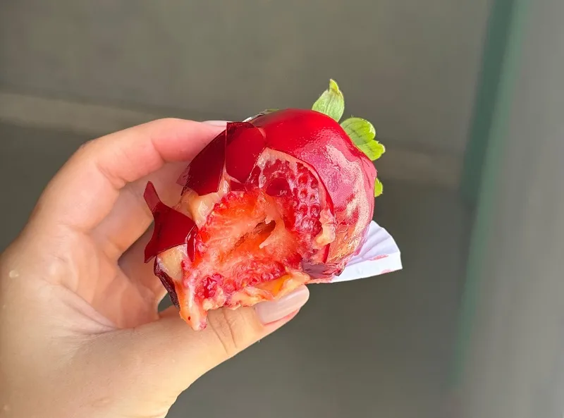 Curso gratuito de Morango do Amor em Linhares. Aprenda a fazer o doce que viralizou nas redes
