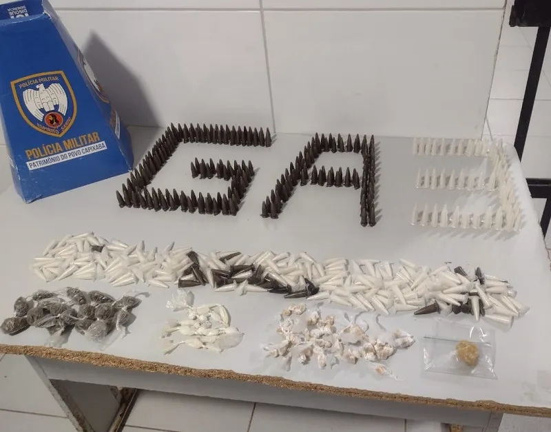 GA aborda indivíduo de cabelos vermelhos e apreende centenas de unidades de drogas no Santa Cruz, Linhares