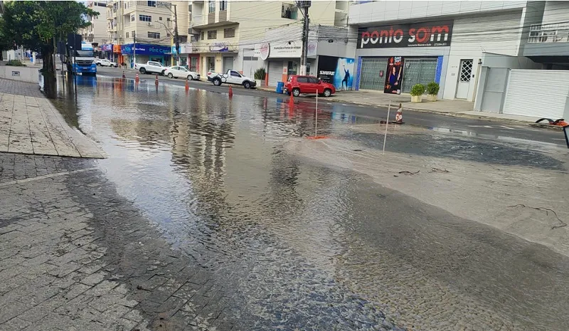 Água: Adutora rompe (de novo) e complica situação no Centro de Linhares