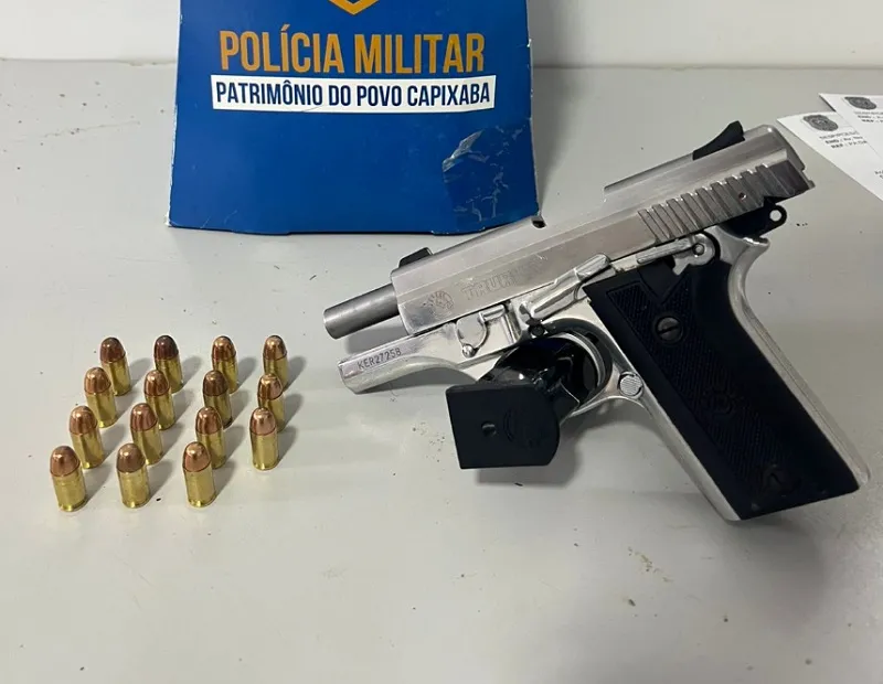 “Guerra contra inimigos”: Pistola municiada apreendida na cintura de suspeito em Linhares