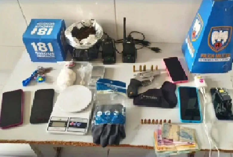 Casais no flagra de drogas e arma em Linhares. A arma estava na bolsa de um bebê
