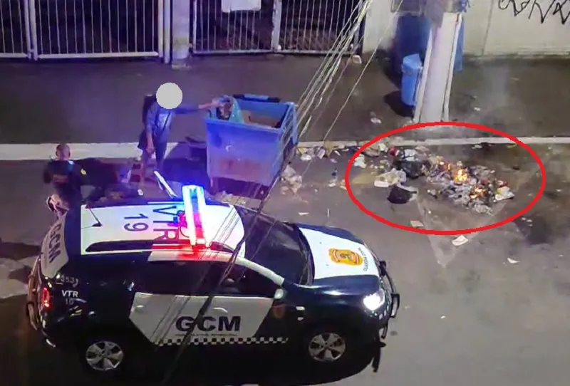 Vândalos ateiam fogo no lixo e em lixeiras no Centro de Linhares