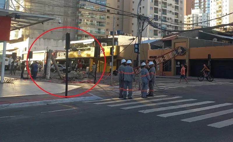 Poste quebra ao meio e deixa comércio e moradores sem energia em Vila Velha