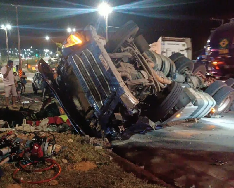 BR-101: “Cavalinho” de carreta bate em poste e capota em Sooretama. Condutor gravemente ferido