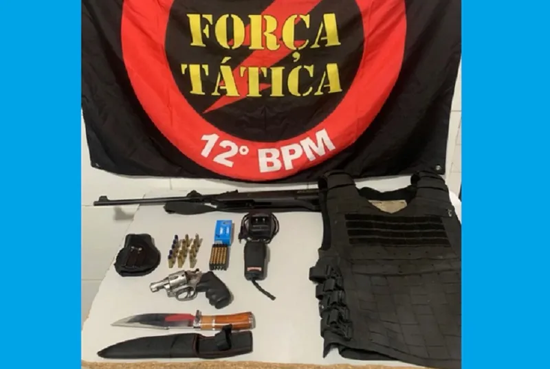 Pó do Aviso: Homem detido pela Força Tática com armas, muitas munições e até rádio comunicador