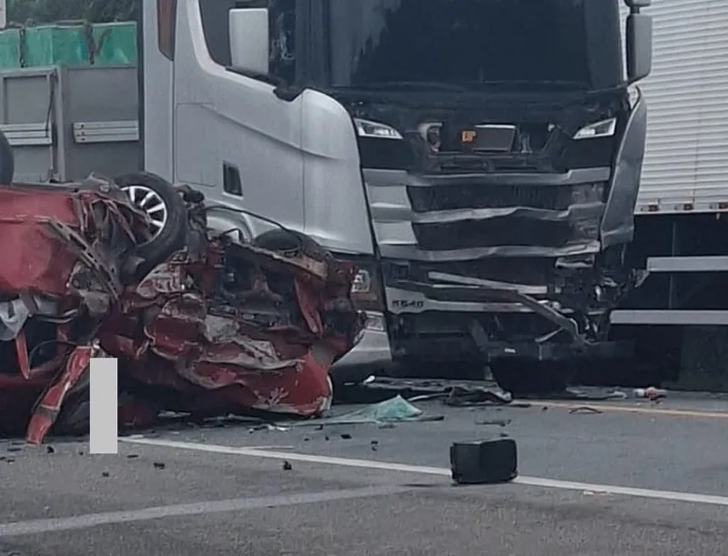Acidente com óbito em Sooretama. Uno bateu de frente com carreta na BR-101