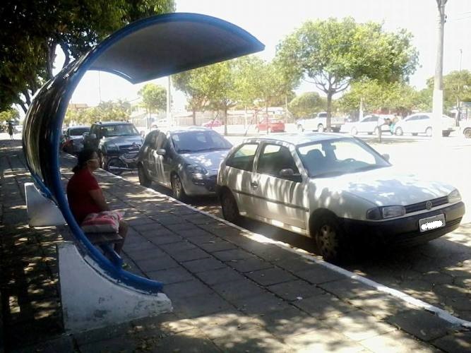 Motoristas estacionam veículos em parada de ônibus, no Pontal