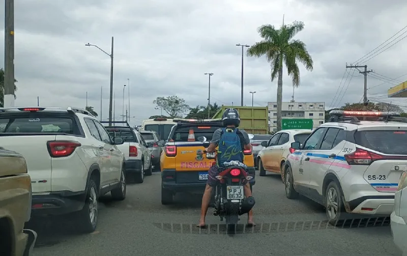 BR-101: Colisão entre caminhões na Ponte Joaquim Calmon complica trânsito em Linhares