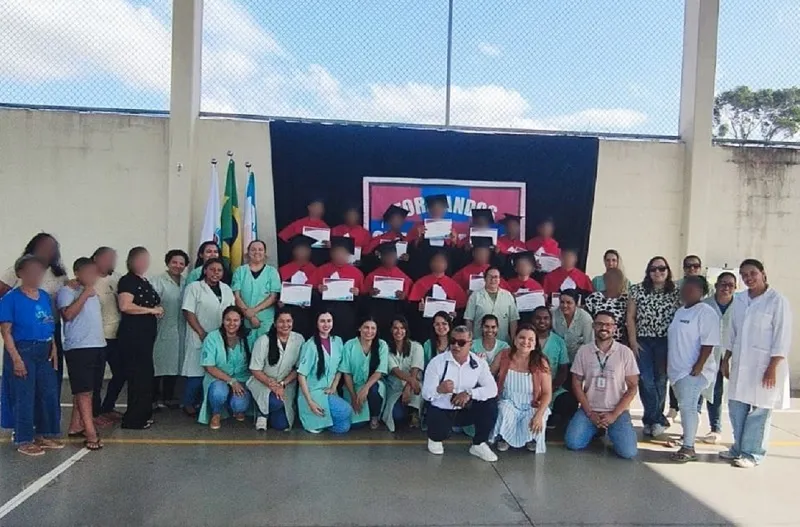 Iases Linhares: Adolescentes comemoram conclusão do curso de Balconista de Farmácia