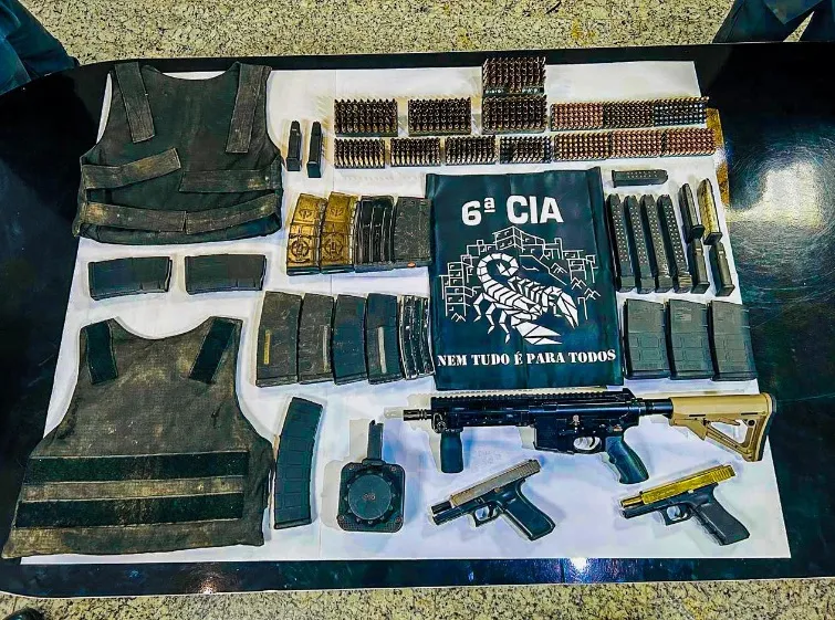 Fuzil, pistolas, carregadores e mais de 600 munições apreendidos pela PM em Vitória