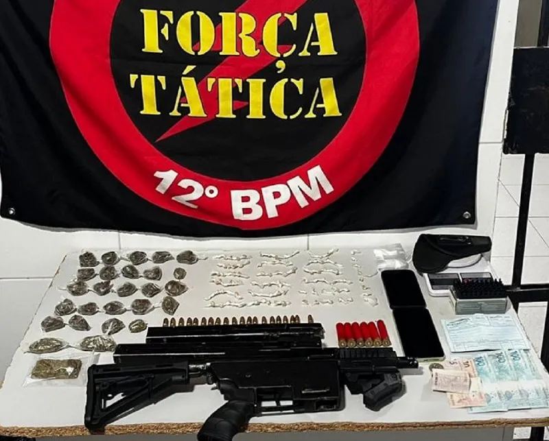 Submetralhadora, drogas e dois detidos pela Força Tática/ K-9 em Linhares. Morte no Cavaco é citada