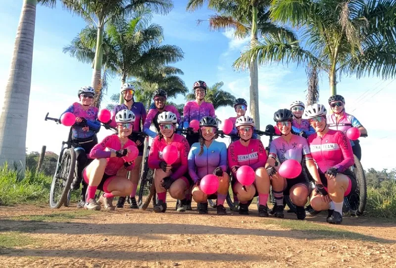 Mulheres saem de madrugada em passeio ciclístico do Outubro Rosa, em Linhares