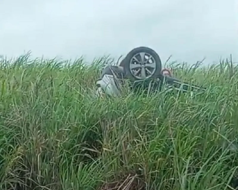 Farias: Carro capota ao desviar de motos “do grau” em Linhares