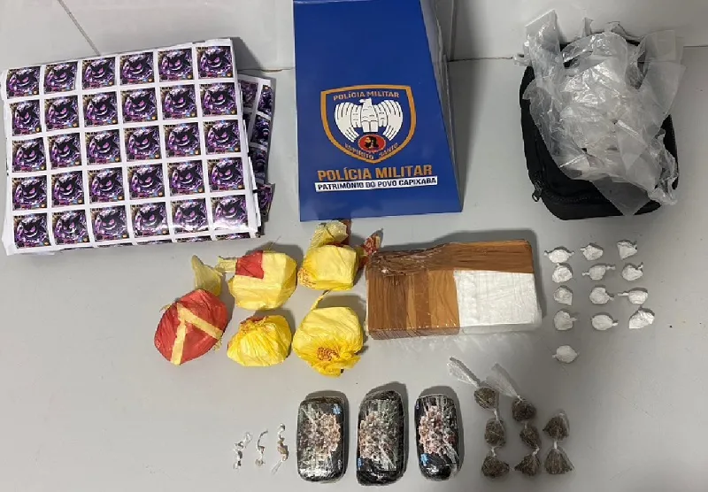Quase 2kg de drogas apreendidos em Sooretama. Tem até adesivos personalizados