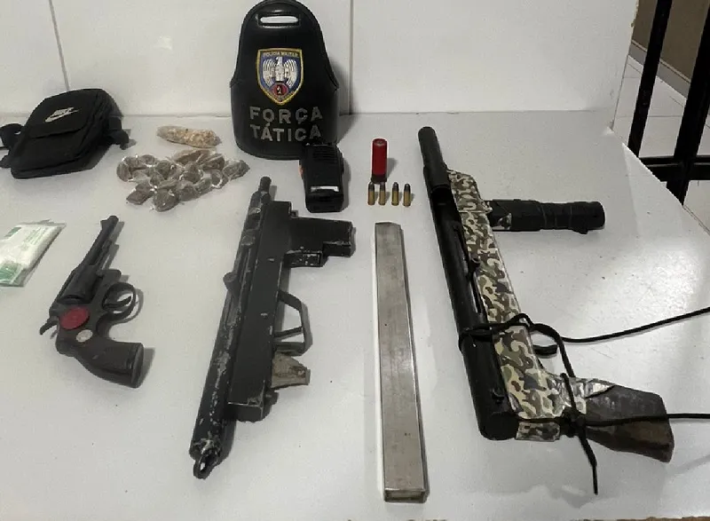 Bebedouro: 2 adolescentes e um jovem no flagra com armas e drogas em Linhares