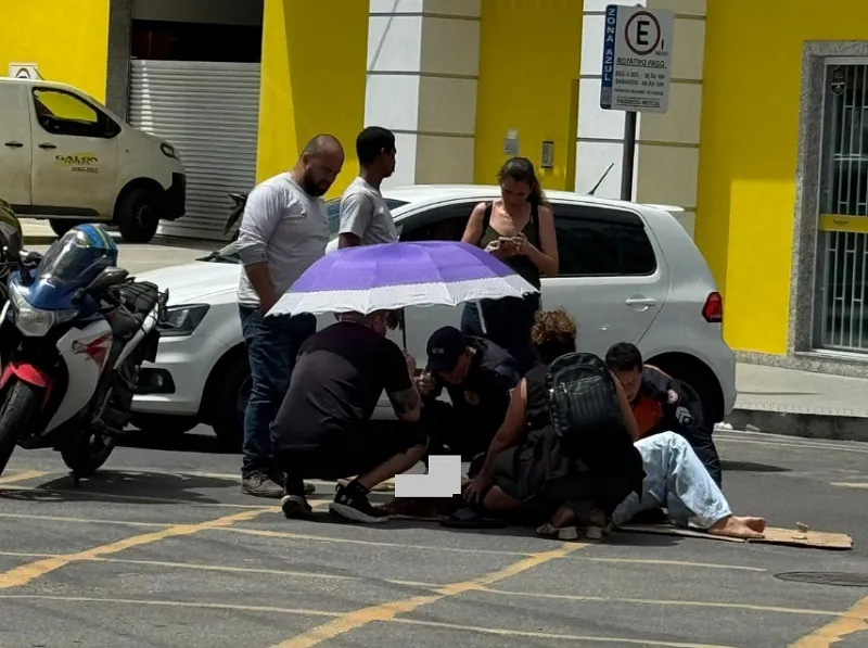Ciclista é atropelada, motorista foge e população se mobiliza para proteger a vítima do sol