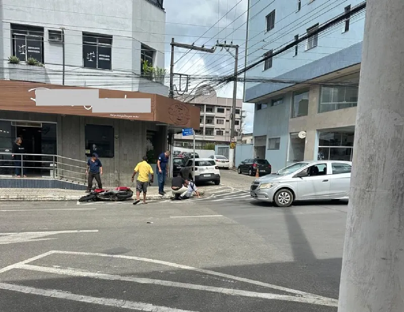 Acidente entre moto e carro em “ponto viciado” no Centro de Linhares. AMORCEL pede providências