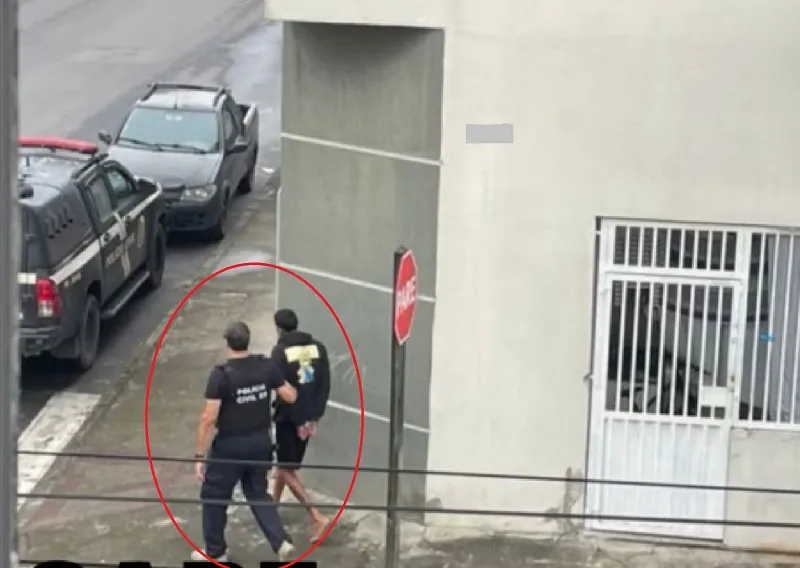 Viaturas da Polícia Civil e homem algemado no sextou em Linhares