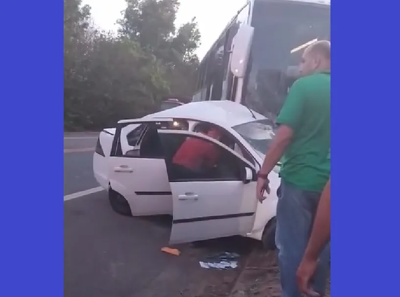 BR-101: Ônibus e carro de passeio colidem em Sooretama
