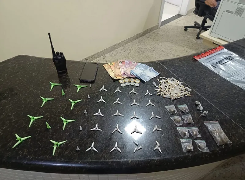 Tomatão: 241 unidades de drogas e até rádio comunicador com menor de 14 anos em Linhares