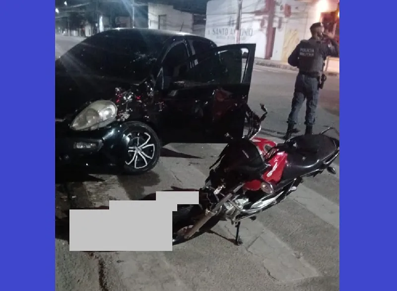 Acidente com vítima gravemente ferida em Linhares. Populares retiraram bebidas alcoólicas do Punto