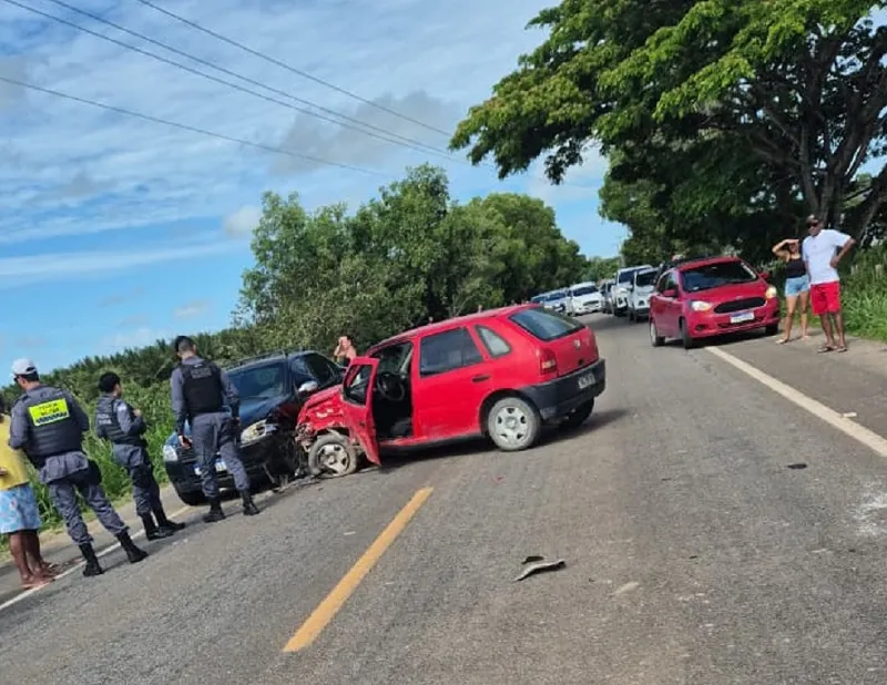 Acidente com feridos na Estrada do Pontal. Três carros envolvidos