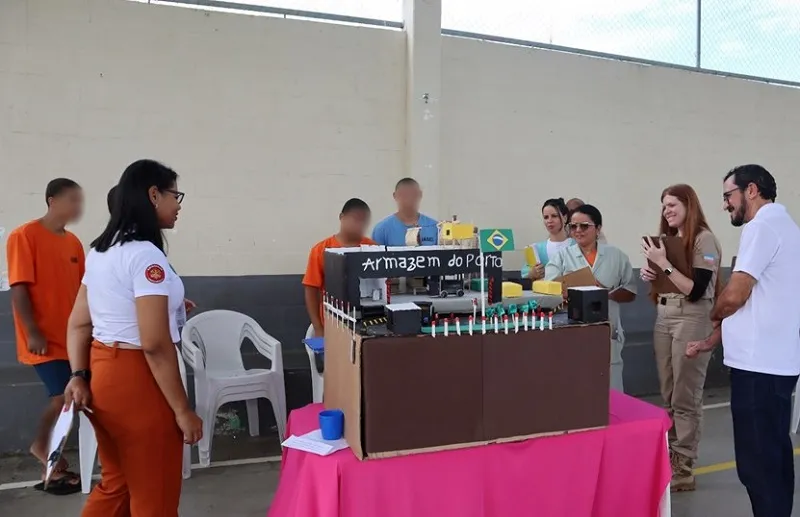 Maquete de armazém logístico construída por socioeducandos do Iases Linhares