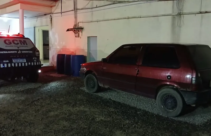 Carro com restrição é abordado pela GCM no Centro de Linhares